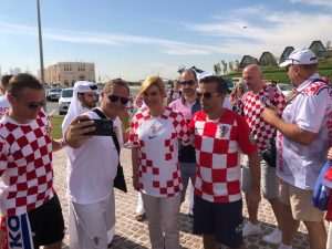 (VIDEO i FOTO) SPEKTAKL U DOHI: Hrvatski navijači i Kolinda Grabar Kitarović zajedno razvili zastavu dugu 200 metara