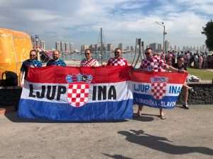 (VIDEO i FOTO) SPEKTAKL U DOHI: Hrvatski navijači i Kolinda Grabar Kitarović zajedno razvili zastavu dugu 200 metara
