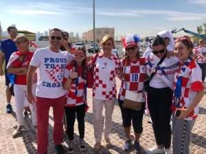 (VIDEO i FOTO) SPEKTAKL U DOHI: Hrvatski navijači i Kolinda Grabar Kitarović zajedno razvili zastavu dugu 200 metara