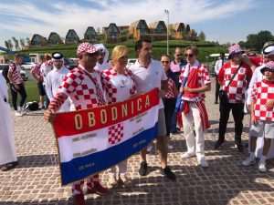 (VIDEO i FOTO) SPEKTAKL U DOHI: Hrvatski navijači i Kolinda Grabar Kitarović zajedno razvili zastavu dugu 200 metara