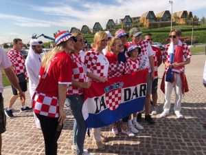 (VIDEO i FOTO) SPEKTAKL U DOHI: Hrvatski navijači i Kolinda Grabar Kitarović zajedno razvili zastavu dugu 200 metara