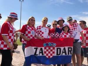 (VIDEO i FOTO) SPEKTAKL U DOHI: Hrvatski navijači i Kolinda Grabar Kitarović zajedno razvili zastavu dugu 200 metara