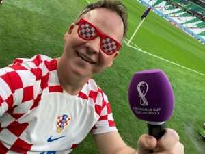 (VIDEO i FOTO) POZNATI GLAS IZ DOHE: Frano Ridjan bodri Vatrene, najavljuje utakmice i navija kod svakog pogotka Hrvatske