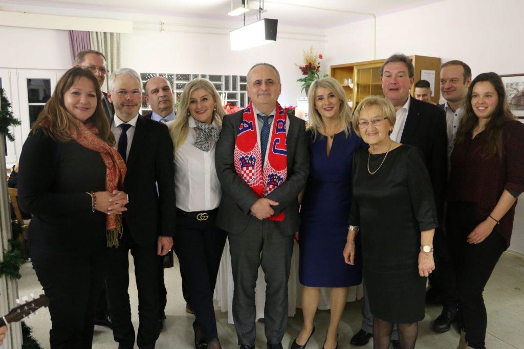 (FOTO) BOŽIĆNA VEČERA U MAINZU: Okupio se znatan broj Hrvata i Nijemaca