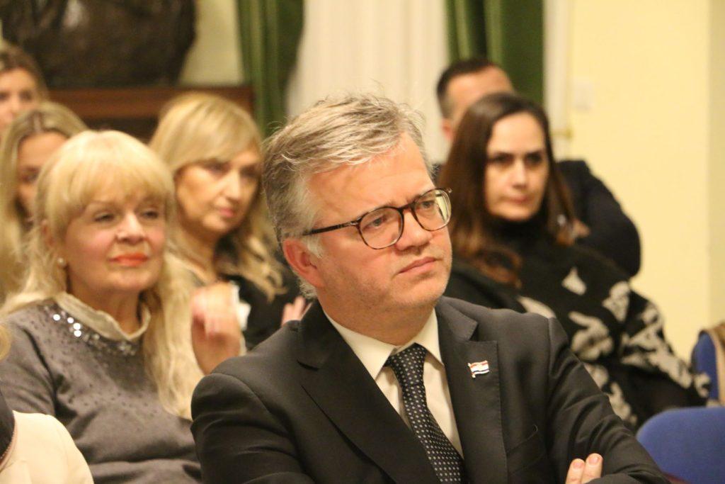 „POVEŽIMO ISELJENIŠTVO“ U RIMU: Mlada djevojka poslala značajnu poruku: Gdje mi mladi Hrvati pripadamo?
