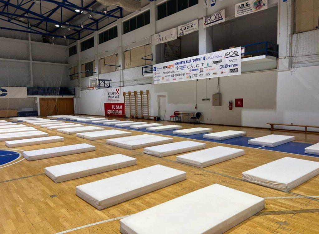 UPOZORENJE PUTNICIMA: Zbog zatvorenih cesta organizirana četiri prihvatna centra