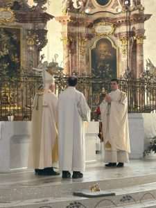 (FOTO i VIDEO) U ST. GALLENU ZAREĐEN NEKADAŠNJI PAPINSKI GARDIST: Veliko slavlje na ređenju Ivana Šarića