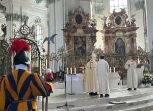 (FOTO i VIDEO) U ST. GALLENU ZAREĐEN NEKADAŠNJI PAPINSKI GARDIST: Veliko slavlje na ređenju Ivana Šarića