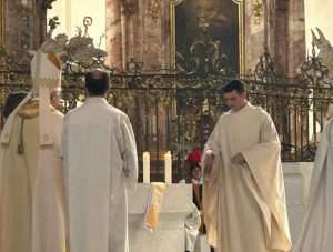 (FOTO i VIDEO) U ST. GALLENU ZAREĐEN NEKADAŠNJI PAPINSKI GARDIST: Veliko slavlje na ređenju Ivana Šarića