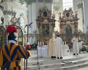 (FOTO i VIDEO) U ST. GALLENU ZAREĐEN NEKADAŠNJI PAPINSKI GARDIST: Veliko slavlje na ređenju Ivana Šarića