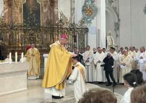 (FOTO i VIDEO) U ST. GALLENU ZAREĐEN NEKADAŠNJI PAPINSKI GARDIST: Veliko slavlje na ređenju Ivana Šarića