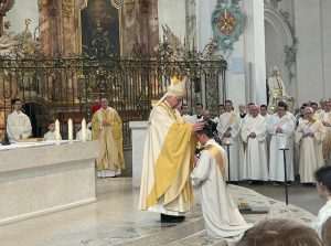 (FOTO i VIDEO) U ST. GALLENU ZAREĐEN NEKADAŠNJI PAPINSKI GARDIST: Veliko slavlje na ređenju Ivana Šarića