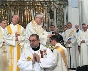 (FOTO i VIDEO) U ST. GALLENU ZAREĐEN NEKADAŠNJI PAPINSKI GARDIST: Veliko slavlje na ređenju Ivana Šarića