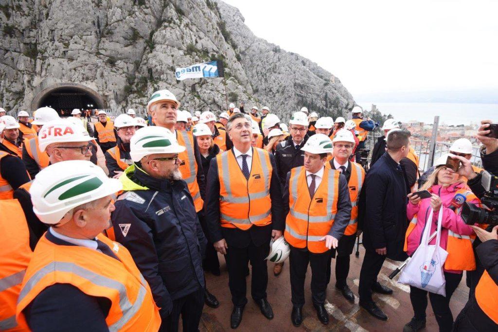 VELIKI DAN ZA OMIŠ: Spojen most duljine 244,45 metara iznad Cetine, spajanju nazočio i premijer Plenković