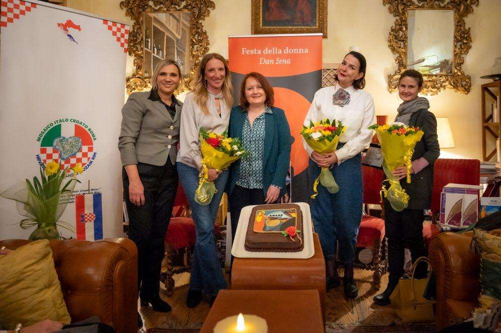 PUT OD HRVATSKE PREKO ŠVICARSKE DO ITALIJE: Hrvatsko-talijanski mozaik Rima ovogodišnju nagradu “Žena godine“ dodijelio je Ani Kovačević iz Rima PUT OD HRVATSKE PREKO ŠVICARSKE DO ITALIJE: Hrvatsko-talijanski mozaik Rima ovogodišnju nagradu “Žena godine“ dodijelio je Ani Kovačević iz Rima