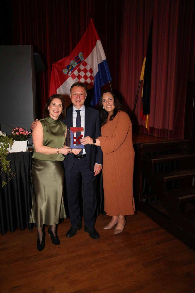 NIKOLINA GLAVAK I VESNA JOVIĆ IZ ŠVEDSKE: Hrvatsko društvo Velebit iz Göteborga je ponosno zbog nagrade Večernjakova domovnica
