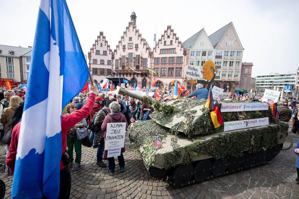 FRANKFURT, BERLIN, KÖLN, MÜNCHEN, STUTTGART: Tisuće prosvjednika na Uskrsni ponedjeljak je prosvjedovalo protiv rata i ponovnog naoružavanja Bundeswehra