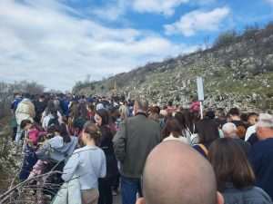 FOTO/VIDEO: Brojni vjernici pohodili Križni put na Humu