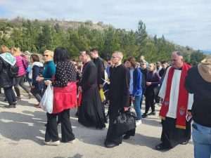 FOTO/VIDEO: Brojni vjernici pohodili Križni put na Humu