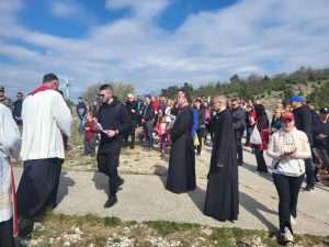 FOTO/VIDEO: Brojni vjernici pohodili Križni put na Humu
