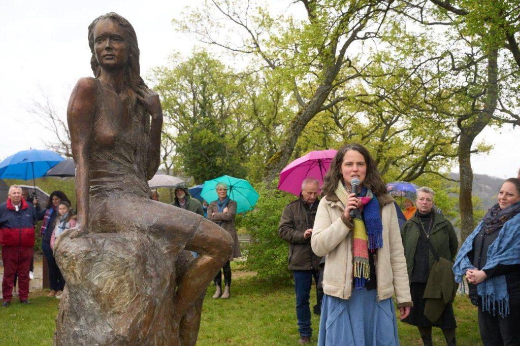 NOVA BRONČANA STATUA DJEVOJKE: Na stijeni Loreley iznad Rajne postavljen novi brončani kip