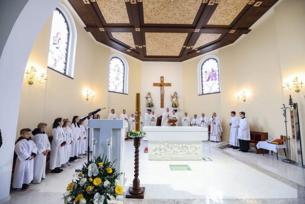 NAKON ŠTO JE STRADALA U POTRESU: Otvorena i posvećena župna crkva Uzvišenja Sv. Križa u Kravarskom