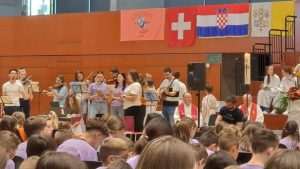 CROMIN 2023.: Na tradicionalnom susretu hrvatskih ministranata i malih misijskih zborova nastupilo oko 550 mladih Hrvata iz Švicarske