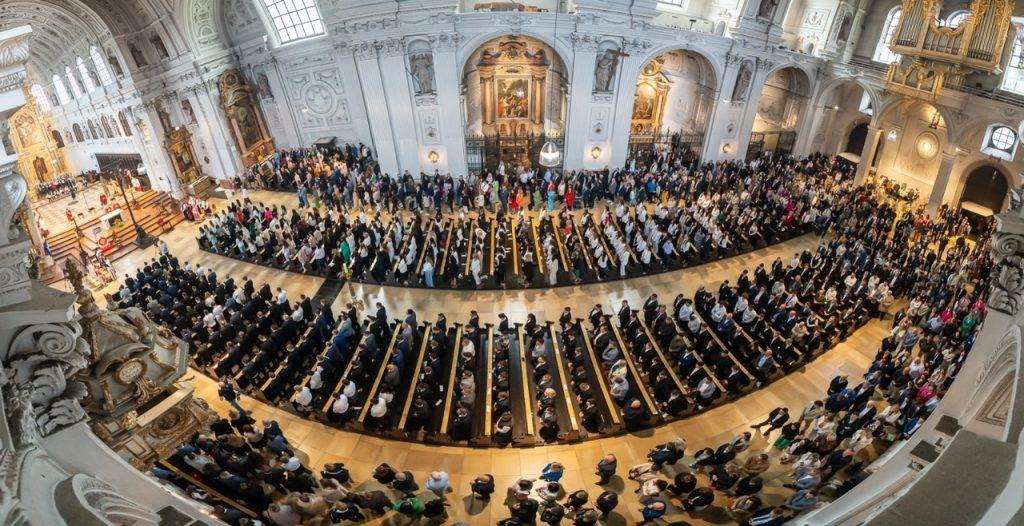 (FOTO) SVETA KRIZMA U HKŽ MÜNCHEN: Sakrament Svete potvrde primilo 217 djevojaka i mladića