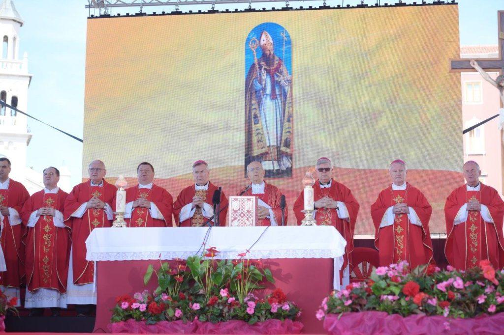 PROSLAVA BLAGDANA ZAŠTITNIKA SPLITA: Nadbiskup Puljić svoju homiliju na dan sv. Dujma posvetio svetom Ivanu Pavlu II nazvavši ga "Božjim generalom koji predvodi vojsku u borbi sa zlom i idolima našeg vremena" PROSLAVA BLAGDANA ZAŠTITNIKA SPLITA: Nadbiskup Puljić svoju homiliju na dan sv. Dujma posvetio svetom Ivanu Pavlu II nazvavši ga "Božjim generalom koji predvodi vojsku u borbi sa zlom i idolima našeg vremena"