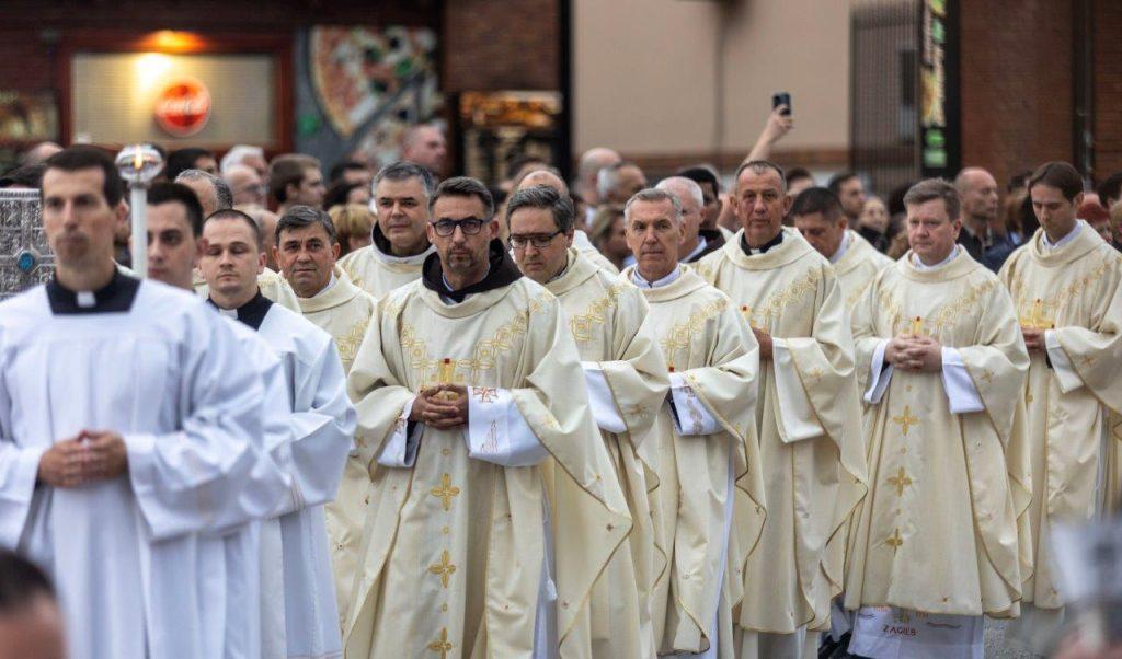 ZAGREB: Svetkovina Majke Božje od Kamenitih vrata uz procesiju od katedrale do Kamenitih vrata