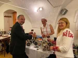 (FOTO) “VRIJEDNE RUKE”; SLIKARI I TAMBURAŠI: “Dani Slavonije” u Beču oduševili Hrvate i njihove austrijske prijatelje