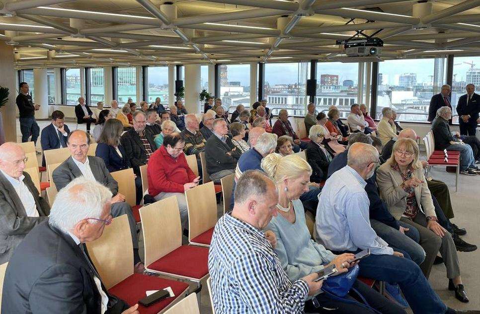 HAMBURG: Više od stotinu uglednih gostiju odazvalo se predavanju o ulasku Hrvatske u eurozonu HAMBURG: Više od stotinu uglednih gostiju odazvalo se predavanju o ulasku Hrvatske u eurozonu