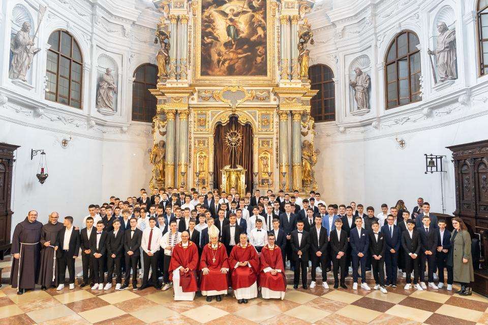 (FOTO) SVETA KRIZMA U HKŽ MÜNCHEN: Sakrament Svete potvrde primilo 217 djevojaka i mladića