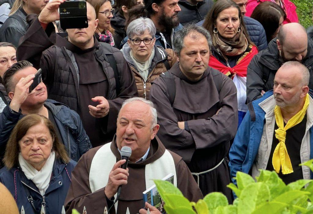RIJEČJU I SLIKOM IZ LOURDESA: Na Križnom putu sa fra Vladom molilo više od tisuću hrvatskih vjernika RIJEČJU I SLIKOM IZ LOURDESA: Na Križnom putu sa fra Vladom molilo više od tisuću hrvatskih vjernika