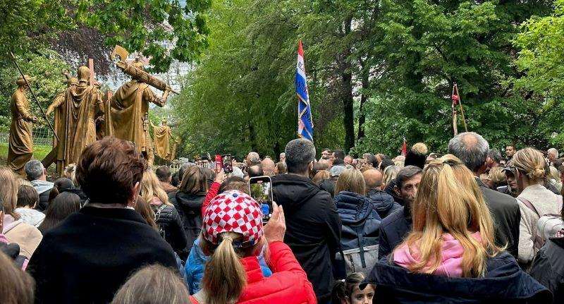 RIJEČJU I SLIKOM IZ LOURDESA: Na Križnom putu sa fra Vladom molilo više od tisuću hrvatskih vjernika RIJEČJU I SLIKOM IZ LOURDESA: Na Križnom putu sa fra Vladom molilo više od tisuću hrvatskih vjernika
