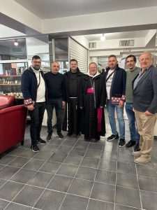 (VIDEO) HODOČAŠĆE U LOURDES: S Hrvatima iz Wiesbadena i Mainza se susreo i limburški biskup