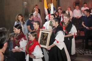 (FOTO) HODOČAŠĆE U NEVIGES: Oko 5.000 hodočasnika hodočastilo Majci Božjoj u Neviges (FOTO) HODOČAŠĆE U NEVIGES: Oko 5.000 hodočasnika hodočastilo Majci Božjoj u Neviges