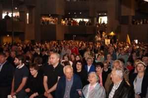 (FOTO) HODOČAŠĆE U NEVIGES: Oko 5.000 hodočasnika hodočastilo Majci Božjoj u Neviges (FOTO) HODOČAŠĆE U NEVIGES: Oko 5.000 hodočasnika hodočastilo Majci Božjoj u Neviges