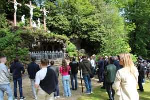(FOTO) HODOČAŠĆE U NEVIGES: Oko 5.000 hodočasnika hodočastilo Majci Božjoj u Neviges (FOTO) HODOČAŠĆE U NEVIGES: Oko 5.000 hodočasnika hodočastilo Majci Božjoj u Neviges
