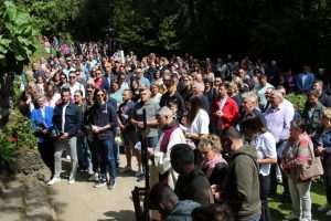 (FOTO) HODOČAŠĆE U NEVIGES: Oko 5.000 hodočasnika hodočastilo Majci Božjoj u Neviges (FOTO) HODOČAŠĆE U NEVIGES: Oko 5.000 hodočasnika hodočastilo Majci Božjoj u Neviges