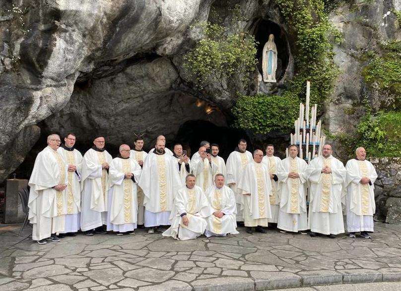 POSEBNI TRENUTCI PRED ŠPILJOM UKAZANJA U SVETIŠTU LOURDES: 20 hrvatskih svećenika iz Njemačke, Austrije i Švicarske slavilo svetu misu POSEBNI TRENUTCI PRED ŠPILJOM UKAZANJA U SVETIŠTU LOURDES: 20 hrvatskih svećenika iz Njemačke, Austrije i Švicarske slavilo svetu misu