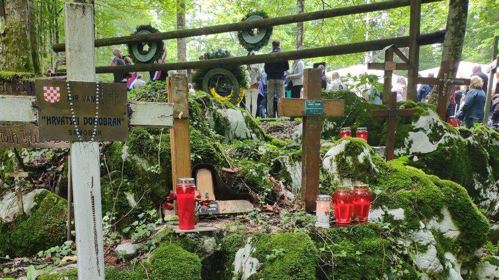 KOMEMORACIJA U KOČEVSKOM ROGU: Članovi HSP-a odali počast žrtvama strašnih jugokomunističkih zločina koji su se dogodili na području Kočevskog Roga.