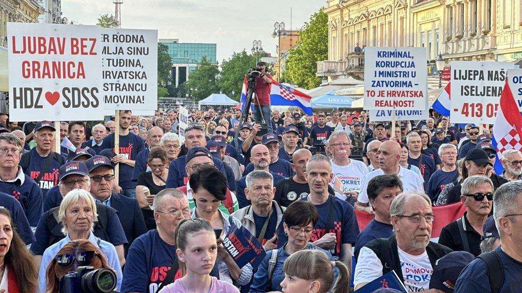 "USTANI I OSTANI": Predsjednik DP-a Ivan Penava sa skupu u Slavonskom Brodu ustvrdio kako su ugroženi stupovi države