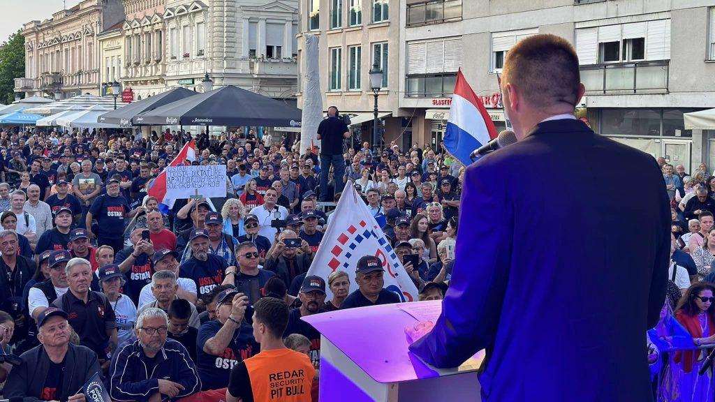 "USTANI I OSTANI": Predsjednik DP-a Ivan Penava sa skupu u Slavonskom Brodu ustvrdio kako su ugroženi stupovi države