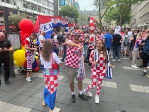 (FOTO I VIDEO) LUDNICA U ROTTERDAMU: Hrvati su ponovno pokazali da su svi kao jedno kad treba stati uz svoje!
