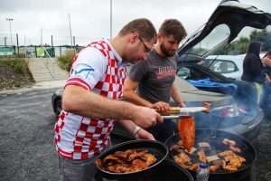 (FOTO/VIDEO) HRVATSKI MALONOGOMETNI TURNIR U IRSKOJ: Slušale se hrvatske navijačke i domoljubne pjesme, a uživalo se u prelijepoj igri