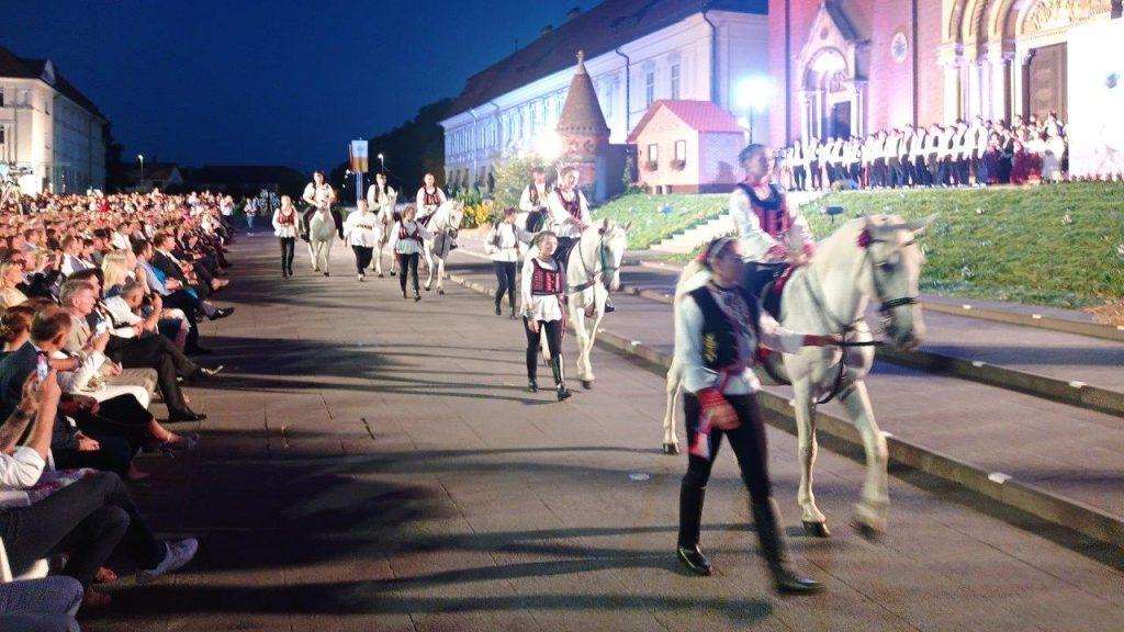 UZ SCENSKU SLIKU "SVI SE MOMCI OŽENIŠE": Svečano otvoreni 57. Đakovački vezovi, hrvatska manifestaciju tradicijske kulture