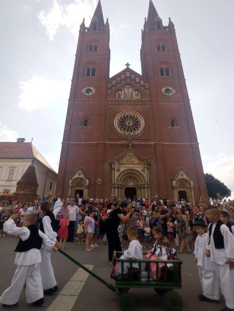 UZ SCENSKU SLIKU "SVI SE MOMCI OŽENIŠE": Svečano otvoreni 57. Đakovački vezovi, hrvatska manifestaciju tradicijske kulture
