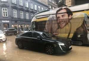 (FOTO) NIZ ULICE SE SLIJEVAJU BUJICE: Snažno nevrijeme pogodilo Zagreb i okolicu - Letjeli krovovi, padala stabla