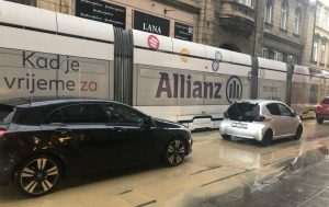 (FOTO) NIZ ULICE SE SLIJEVAJU BUJICE: Snažno nevrijeme pogodilo Zagreb i okolicu - Letjeli krovovi, padala stabla